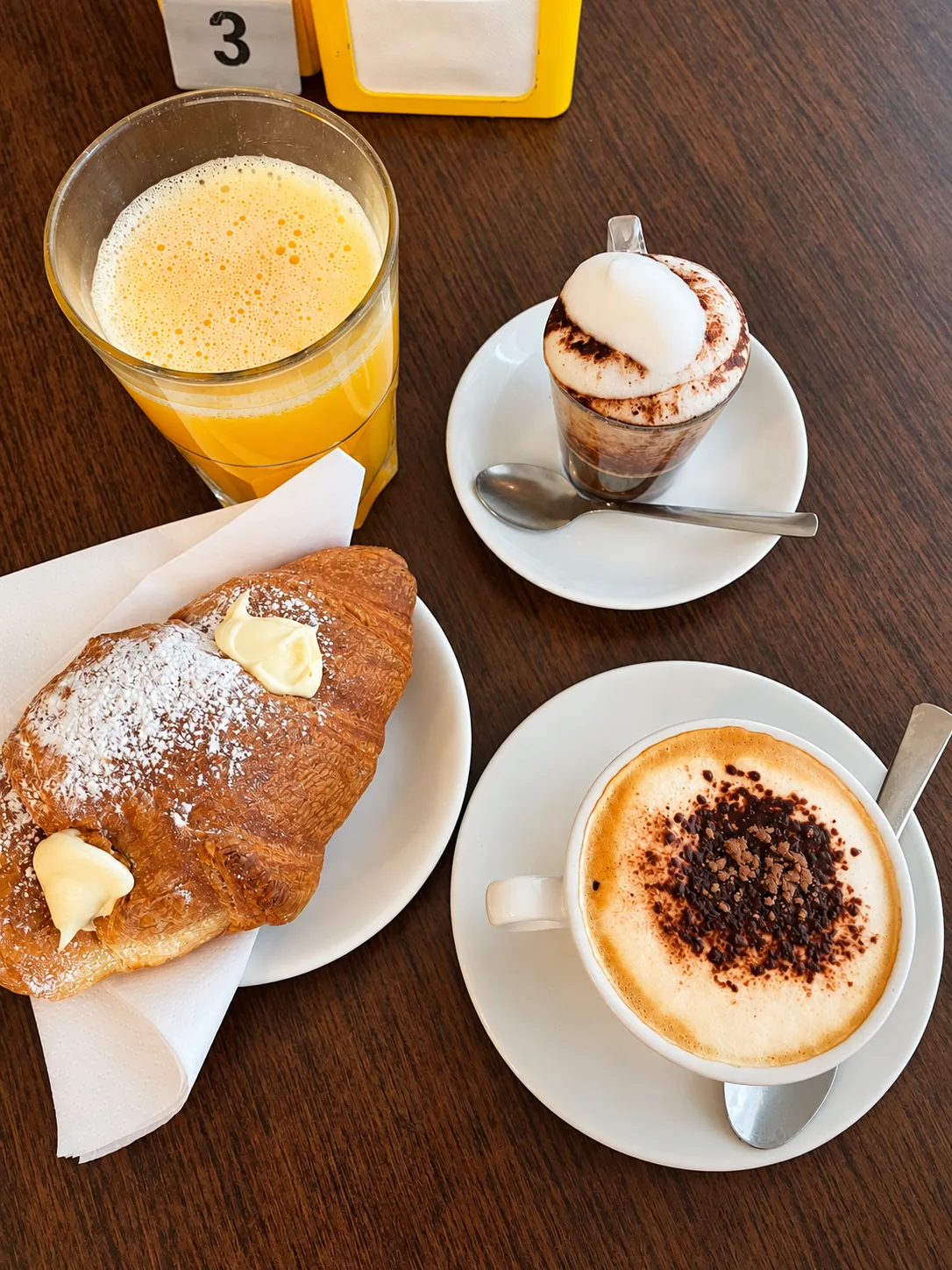 Brioche, cappuccino e spremuta al Bar Re Bianco