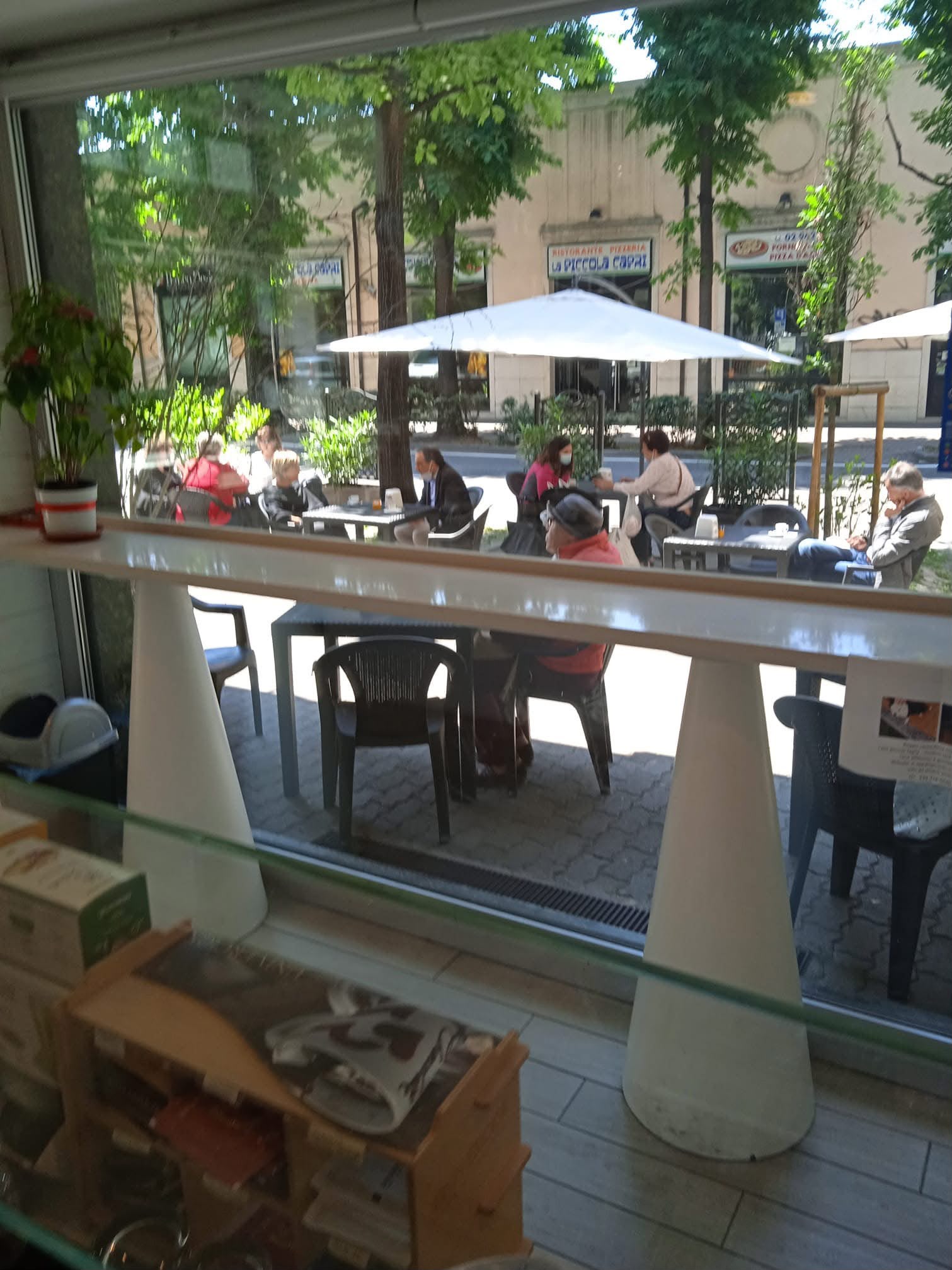 Ingresso e tavolini esterni del Bar Re Bianco in Viale Rimembranze